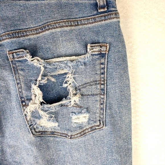 American Eagle Stretch Distressed Light Wash Mom Jeans Size 6 - Picture 13 of 13